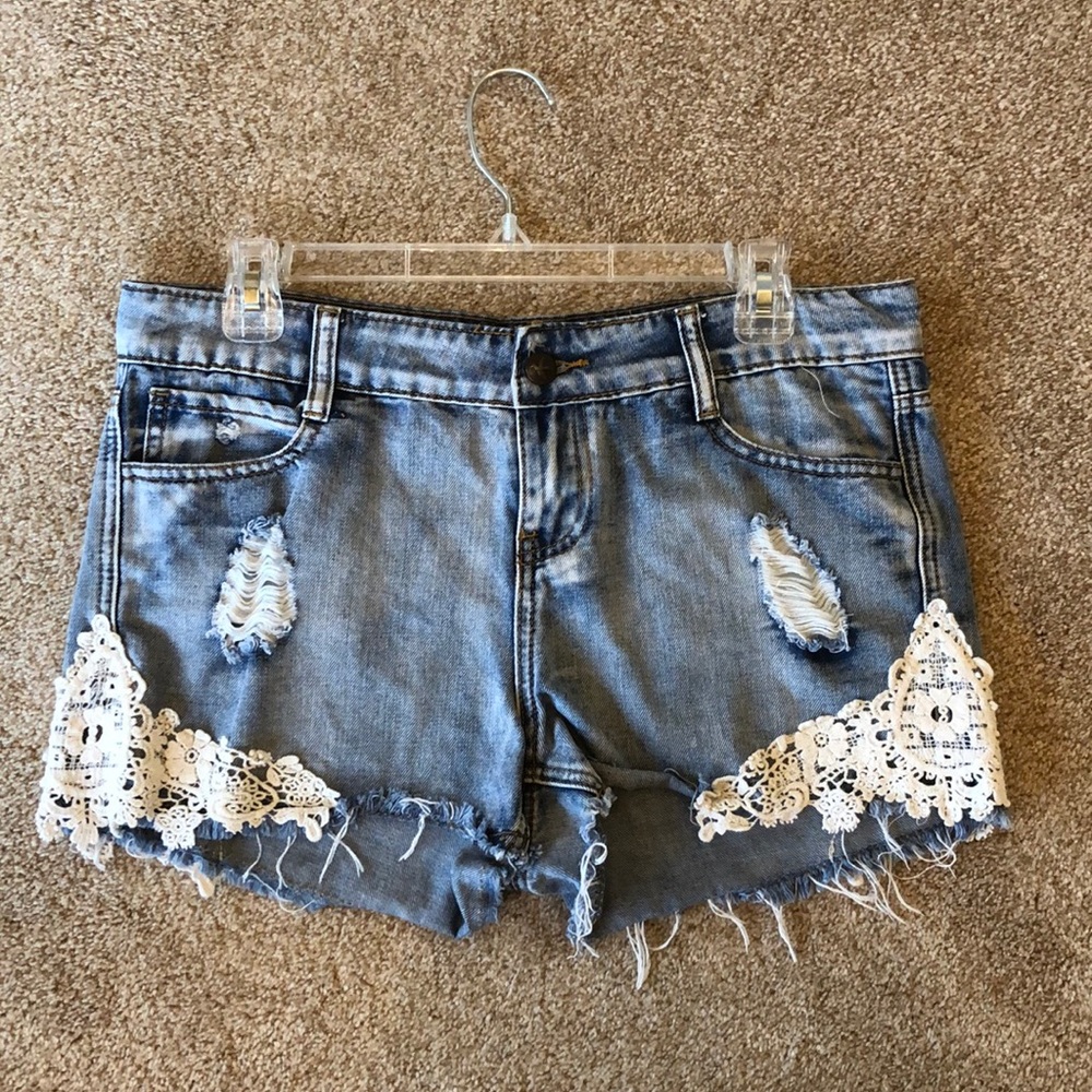 Cute embroidered denim jean shorts 👖